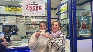 Irene, trabajadora de la administración de Camino Suárez, junto a la dueña, Pepi.