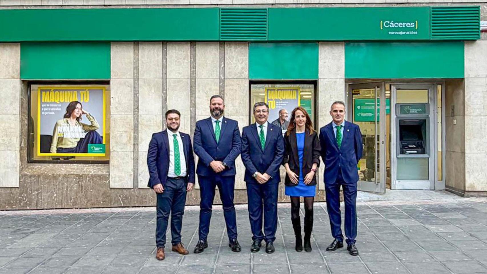 Responsables de Eurocaja Rural junto a la nueva oficina de Cáceres.