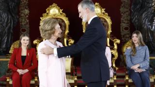 El rey Felipe VI el pasado mes de noviembre tras imponerle el Toisón de Oro a la emérita Sofía.