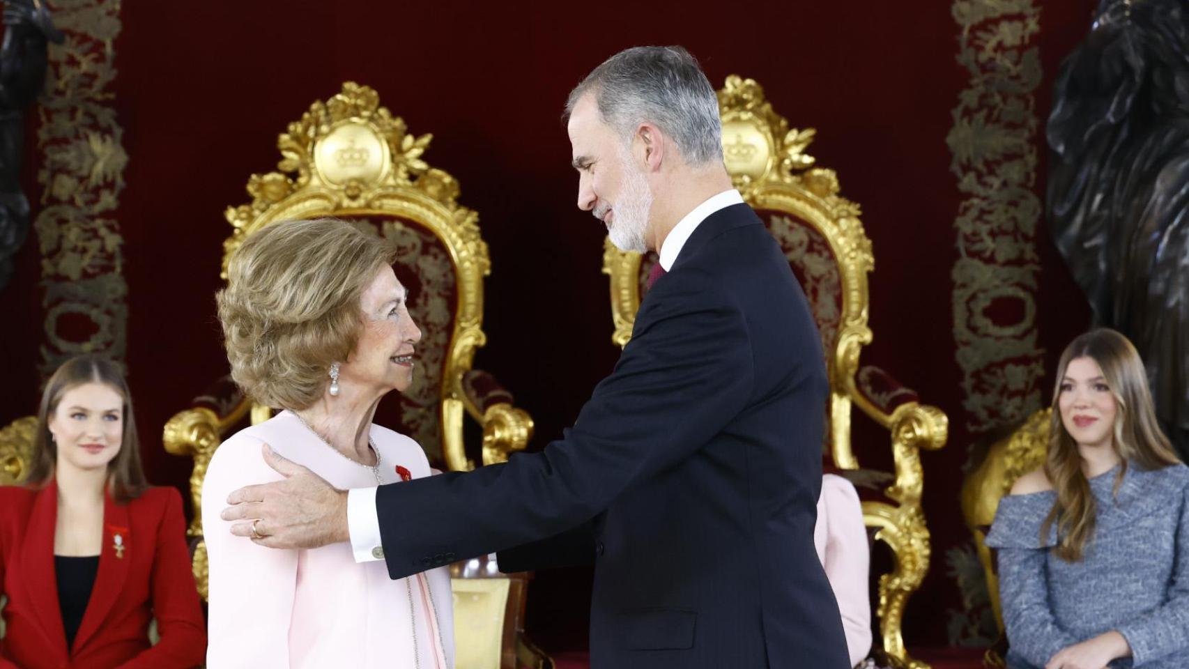 El rey Felipe VI el pasado mes de noviembre tras imponerle el Toisón de Oro a la emérita Sofía.