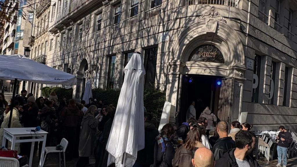 Trabajadoras y trabajadores de Bimba y Lola en el Point de la Alameda, celebrando el segundo premio de la Lotería de Navidad.