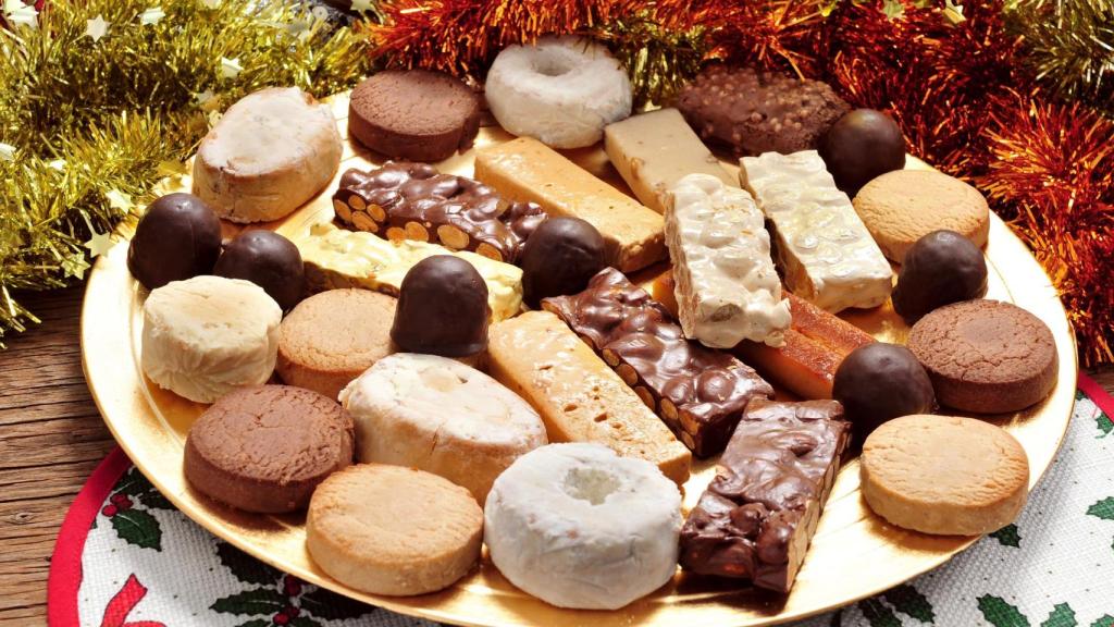 Una bandeja con dulces navideños.