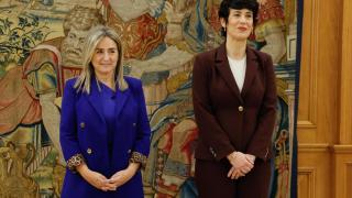 La nueva ministra de Educación, Milagros Tolón, y la actual ministra de Inclusión, Seguridad Social y Migraciones, Elma Saiz, nueva portavoz del Gobierno, este lunes durante el acto en el que han prometido sus cargos ante el Rey.
