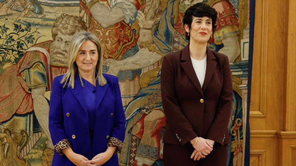 La nueva ministra de Educación, Milagros Tolón, y la actual ministra de Inclusión, Seguridad Social y Migraciones, Elma Saiz, nueva portavoz del Gobierno, este lunes durante el acto en el que han prometido sus cargos ante el Rey.
