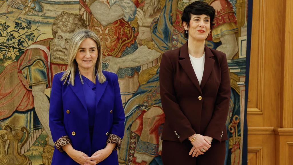 La nueva ministra de Educación, Milagros Tolón, y la actual ministra de Inclusión, Seguridad Social y Migraciones, Elma Saiz, nueva portavoz del Gobierno, este lunes durante el acto en el que han prometido sus cargos ante el Rey.