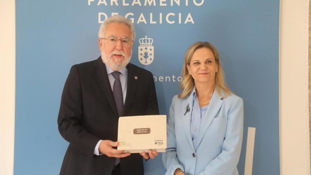 Dolores Fernández Galiño junto al presidente del Parlamento de Galicia, Miguel Ángel Santalices.