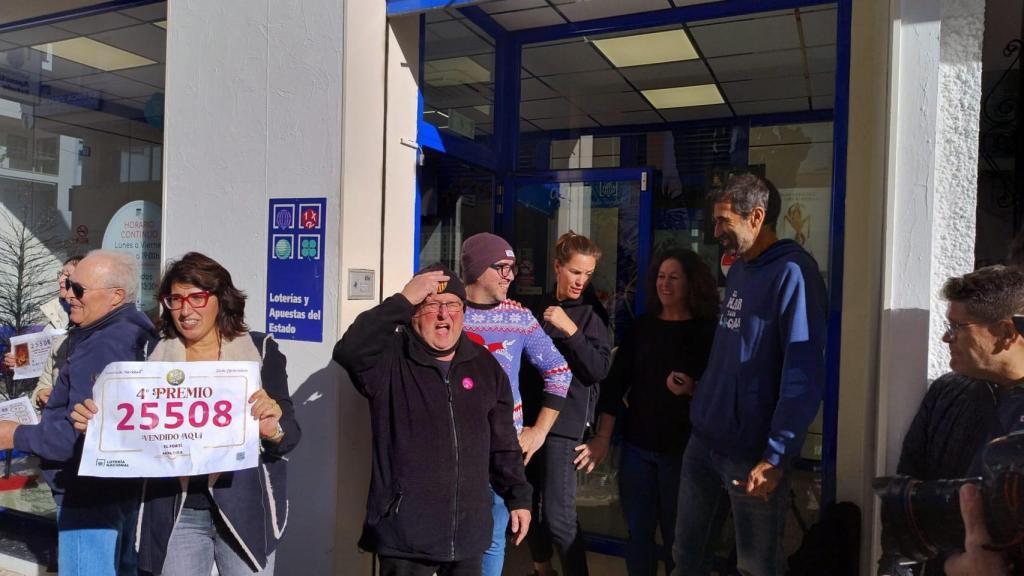 Mila, en el centro, junto a un gesticulante Bartolomé, frente a la administración de Moraira.