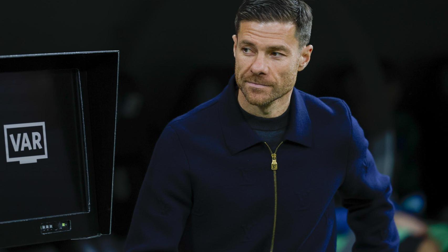 Xabi Alonso, frente al monitor del VAR