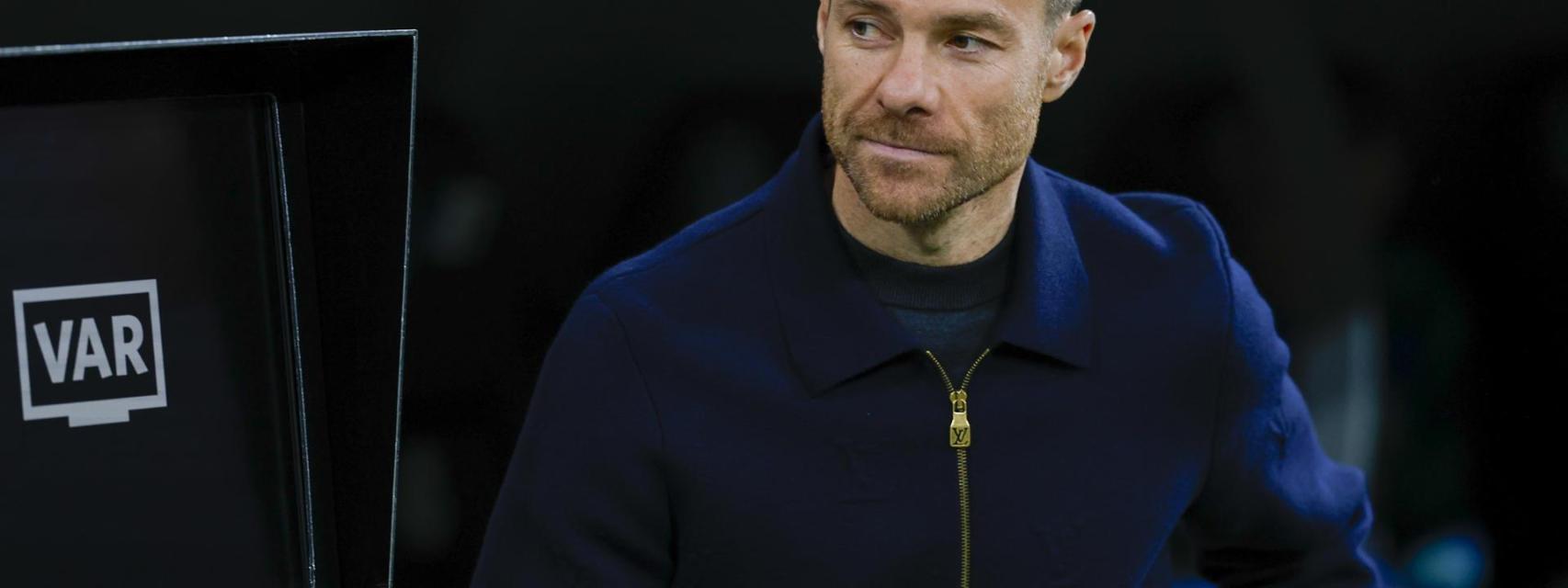 Xabi Alonso, frente al monitor del VAR