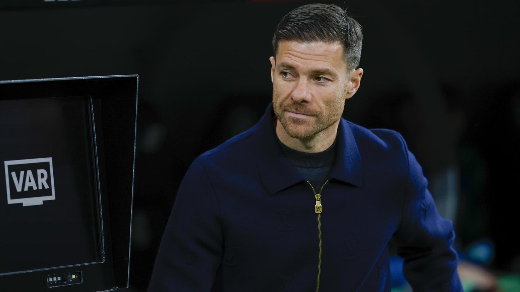 Xabi Alonso, frente al monitor del VAR