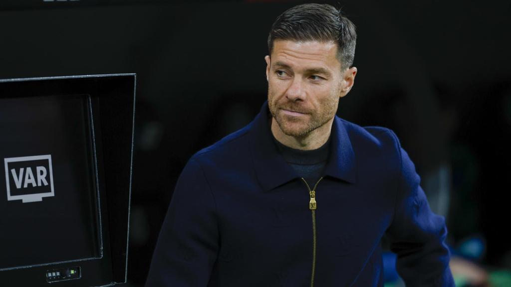 Xabi Alonso, frente al monitor del VAR
