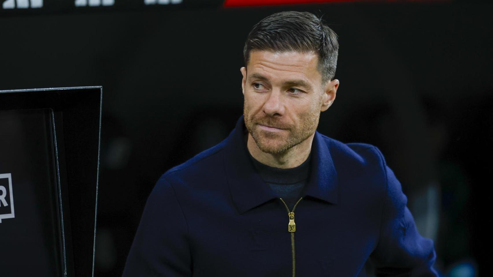 Xabi Alonso, frente al monitor del VAR