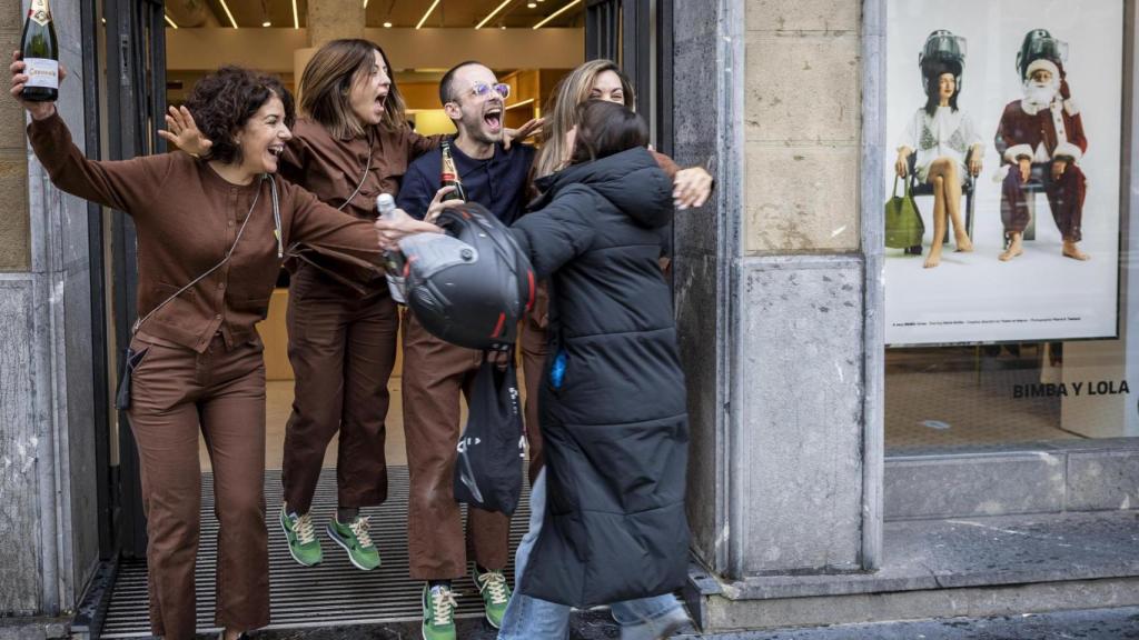 Trabajadores de Bimba y Lola celebran haber ganado el segundo premio de la Lotería de Navidad.