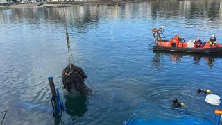 Imagen de los trabajos de reflote del buque en Moaña