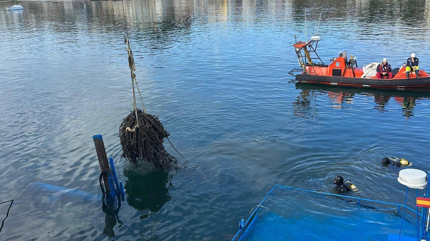 Imagen de los trabajos de reflote del buque en Moaña