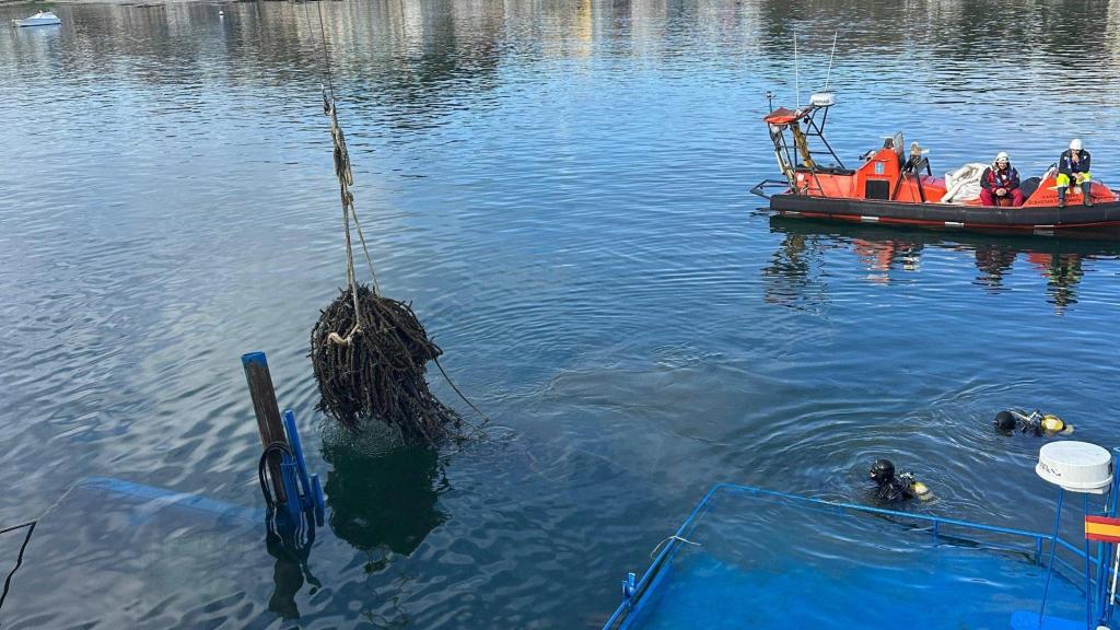 Imagen de los trabajos de reflote del buque en Moaña