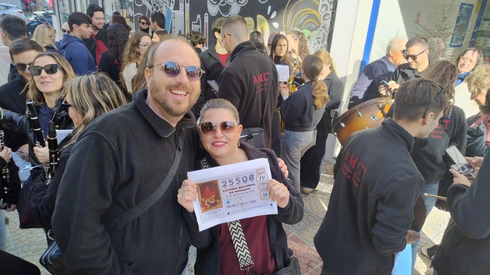 Dos de los agraciados por el cuarto premio repartido entre la Agrupación Musical Cultural de Teulada.