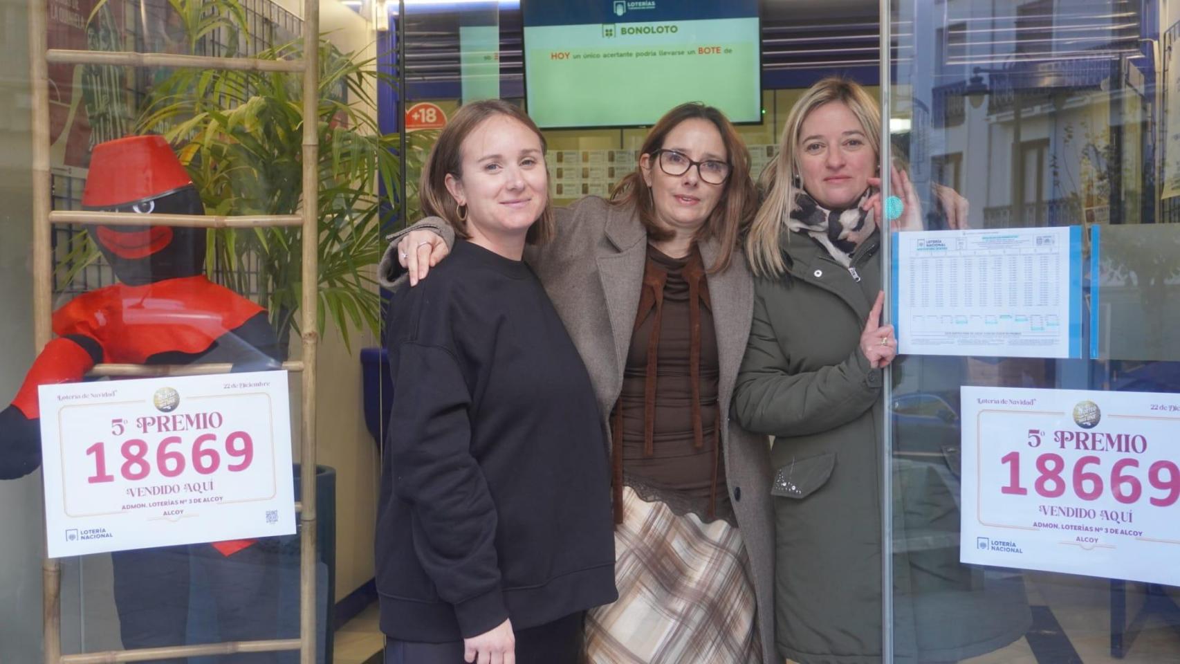 Irene, a la izquierda, y sus compañeras celebrando el quinto premio.