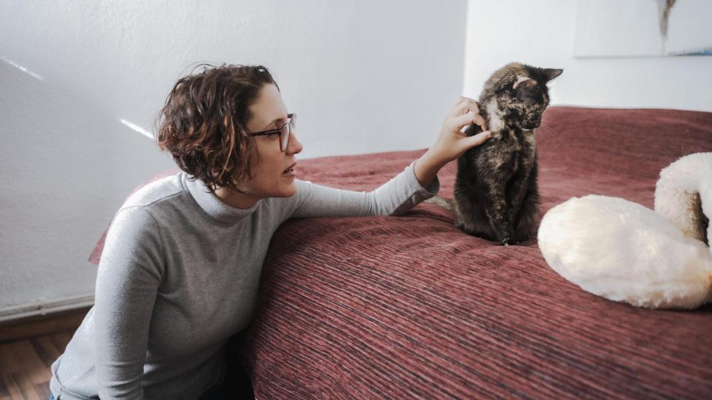 Paula Calvo con un gato.