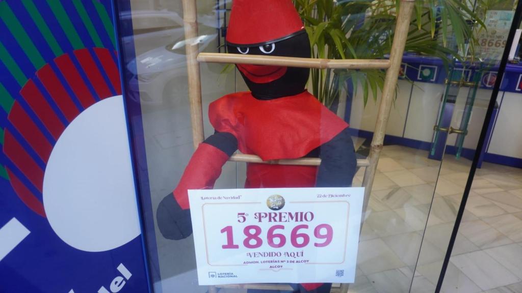El número premiado junto a un paje negro típico de Alcoy.