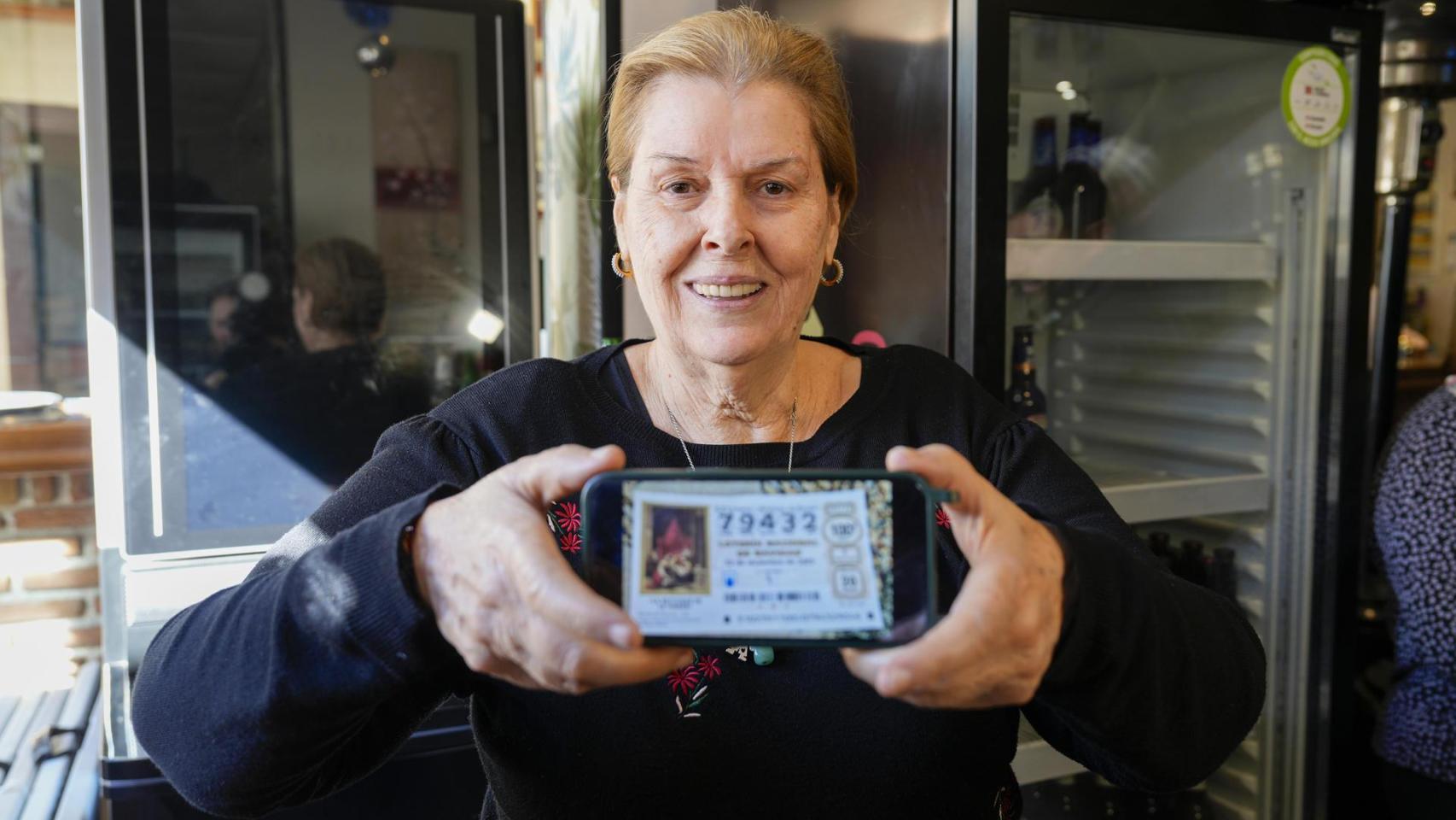 Tina, propietaria del restaurante el Leonés de Marbella posa con un décimo del Gordo del Sorteo Extraordinario de la Lotería de Navidad, este lunes.