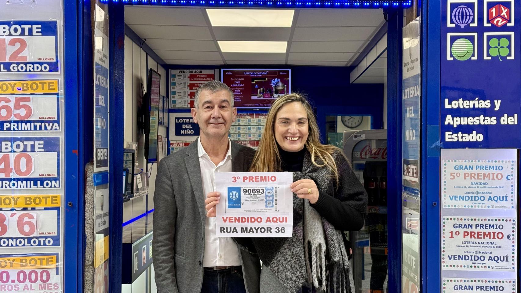 La administración ‘La Suerte’ de Salamanca ‘ reparte algunos décimos del tercer premio.