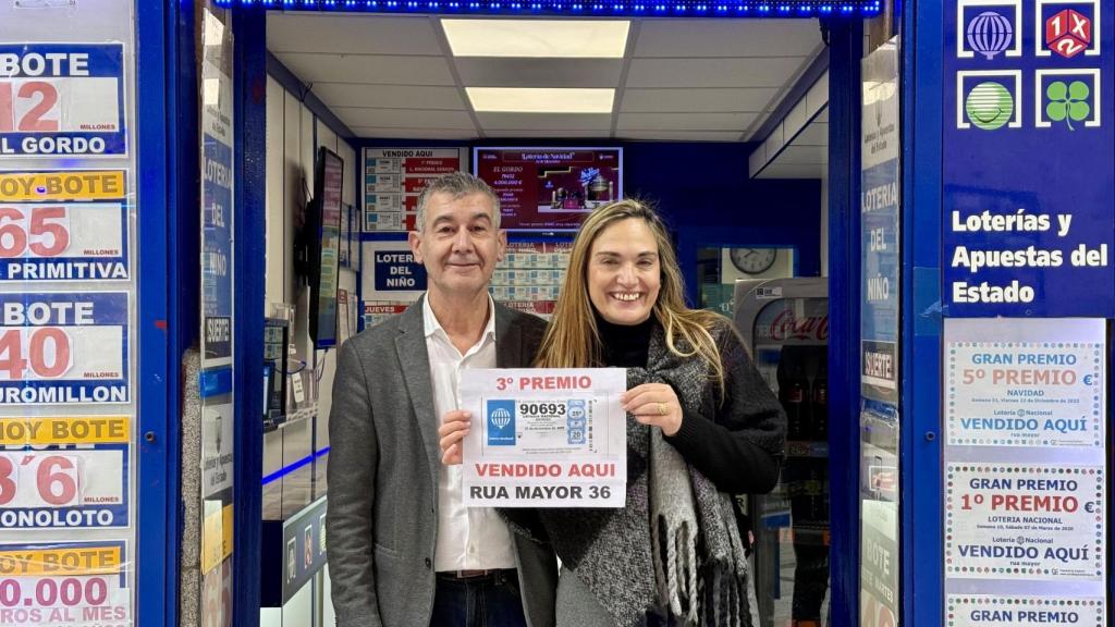 La administración ‘La Suerte’ de Salamanca ‘ reparte algunos décimos del tercer premio.