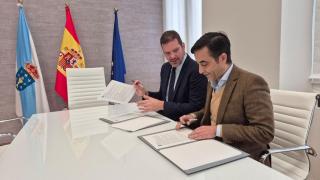 José López Campos y José Manuel Rey firman el convenio de colaboración entre la Xunta y el Concello de Ferrol.