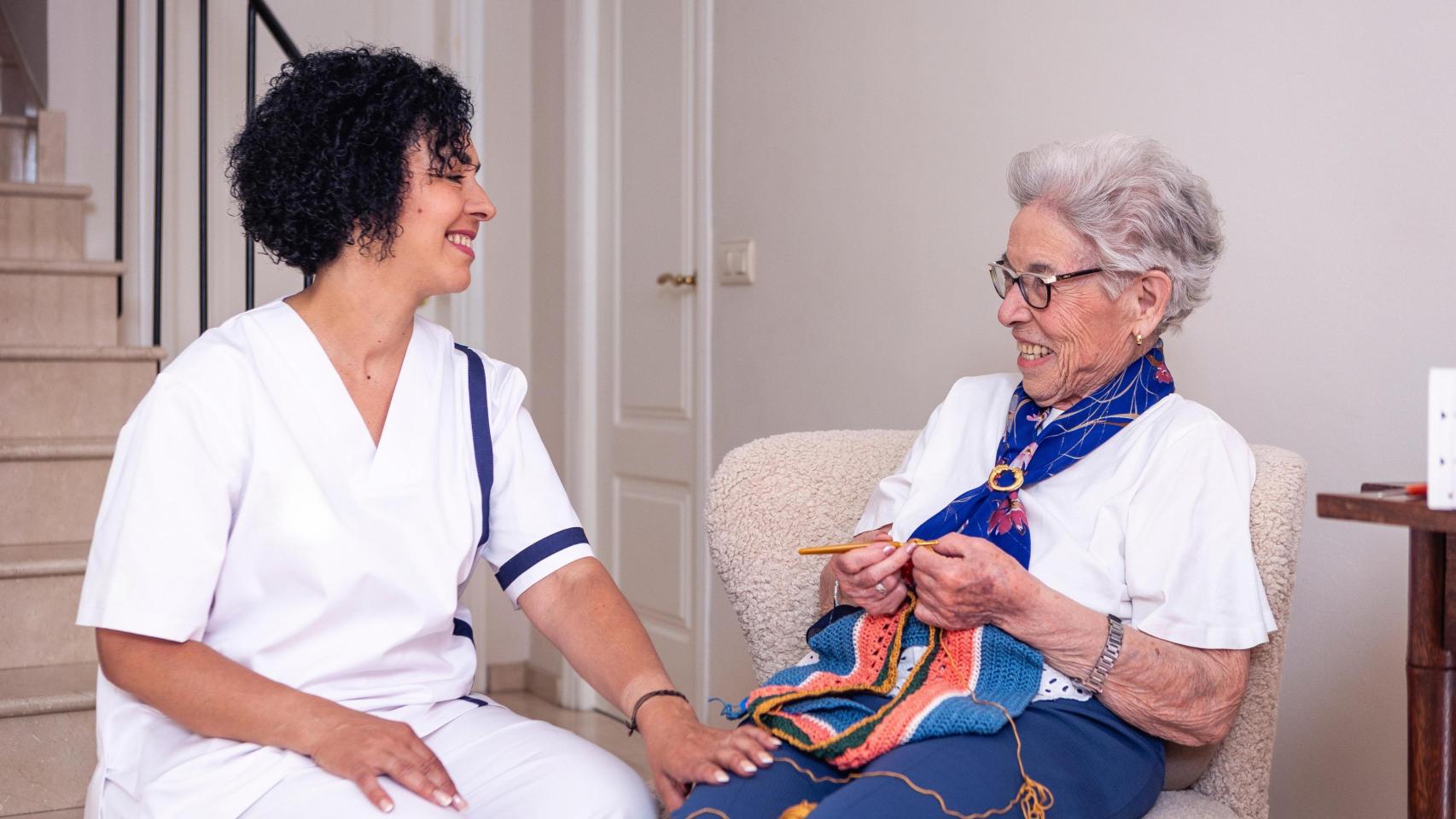 Acompañar, conversar o cuidar: el valor invisible del servicio de ayuda a domicilio en Castilla y León