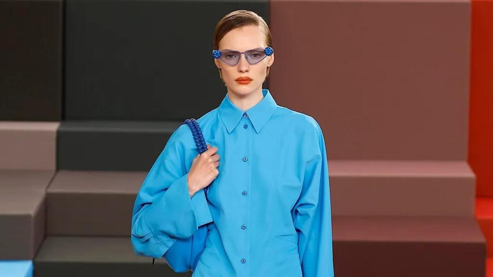 El cerúleo es el azul que todas las expertas en moda deberían llevar y viaja de 'El diablo se viste de Prada' a la primavera 2026