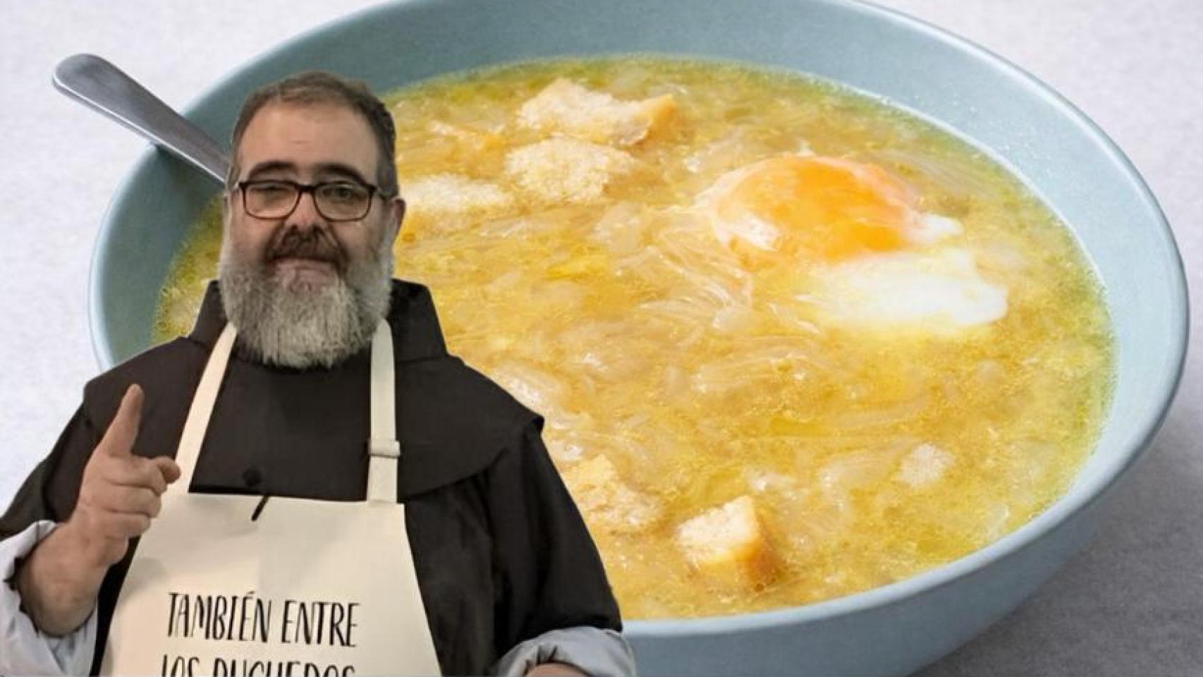 Fray Ángel junto a un plato de sopa de cebolla.