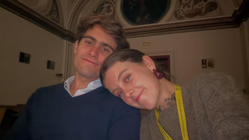 Manuela Ochoa y su prometido, Pedro Cadahía, en una imagen compartida en sus redes sociales.