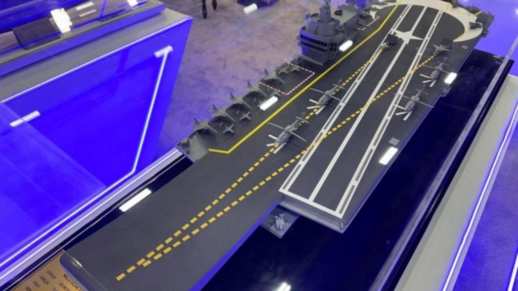 Maqueta del nuevo portaaviones de clase MUGEM de Turquía.