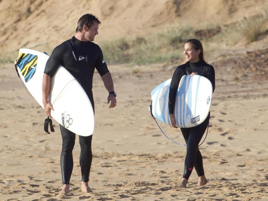La pareja comparte el amor por el surf.