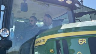 El consejero Julián Martínez Lizán junto a un agricultor en un tractor. Foto: JCCM.