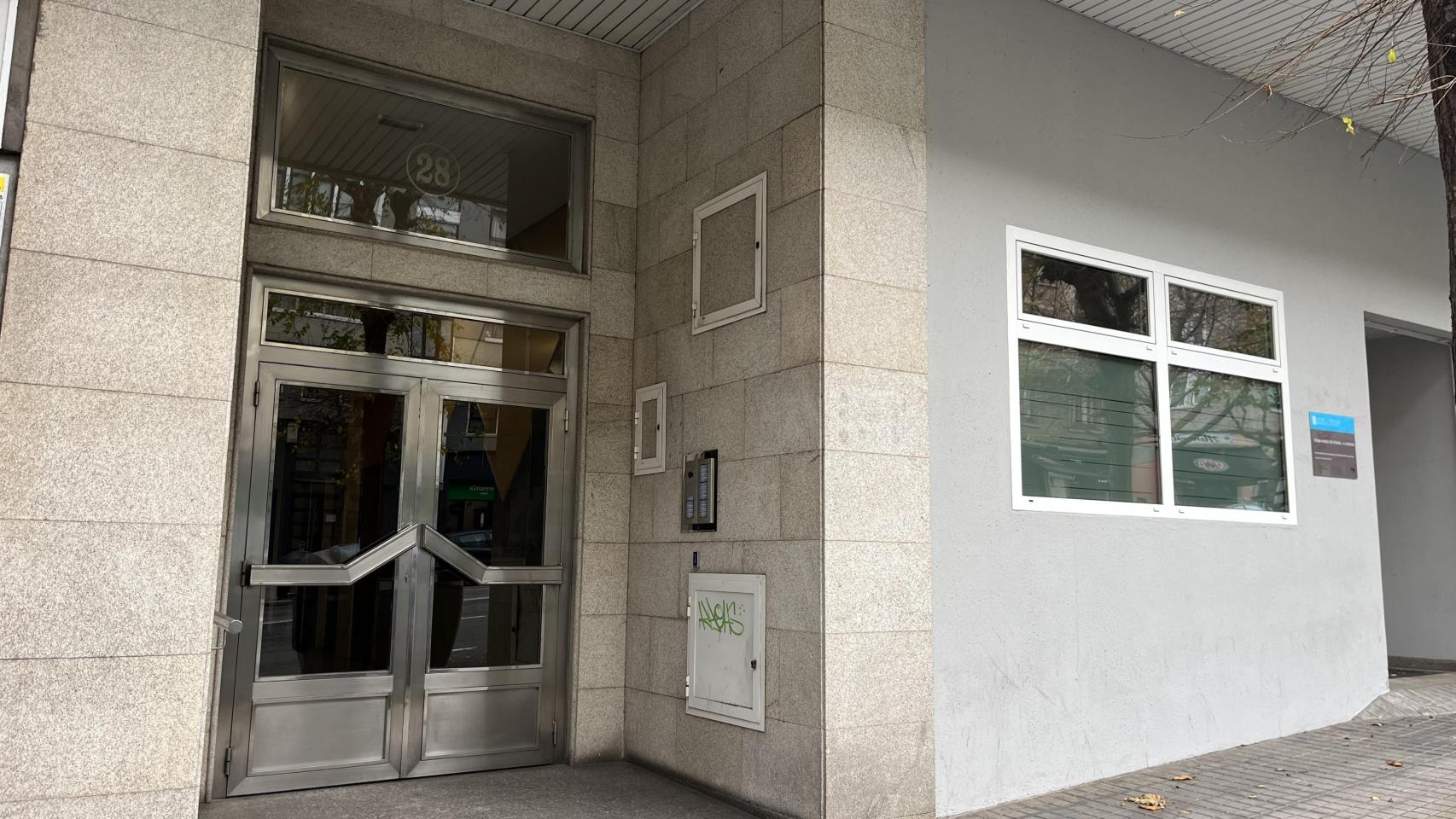 El portal del edificio donde se produjo el crimen