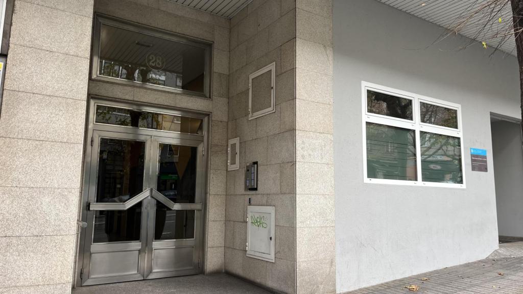 El portal del edificio donde se produjo el crimen