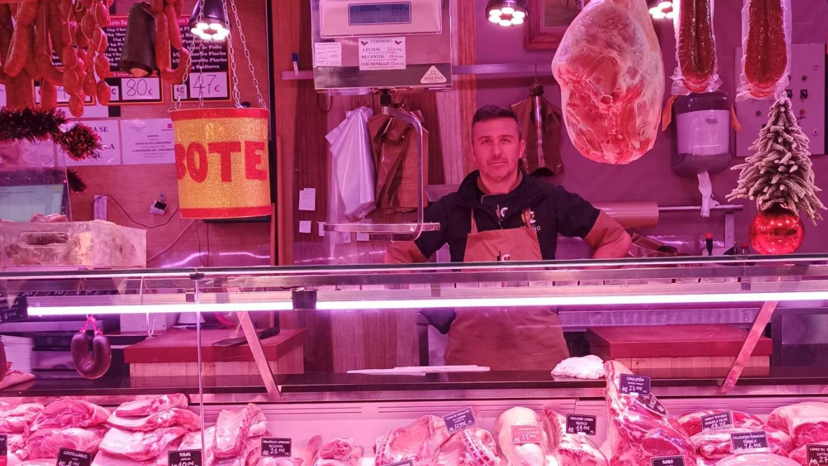 Roberto posando junto al mostrador de la Carnicería José Camino