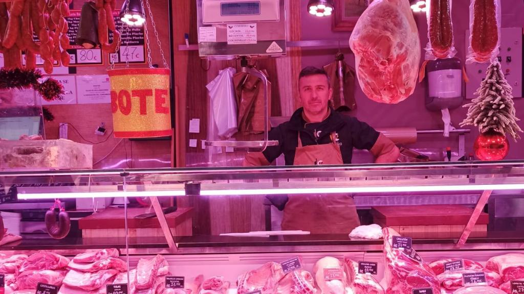Roberto posando junto al mostrador de la Carnicería José Camino