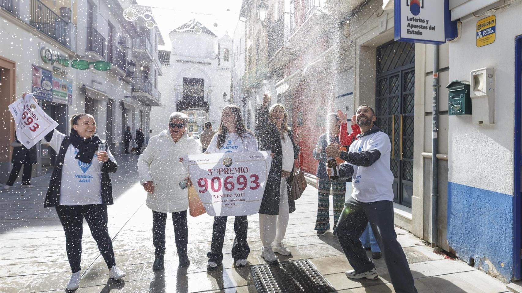 Vecinos de Santa Fe celebran el premio que ha tocado en la localidad.
