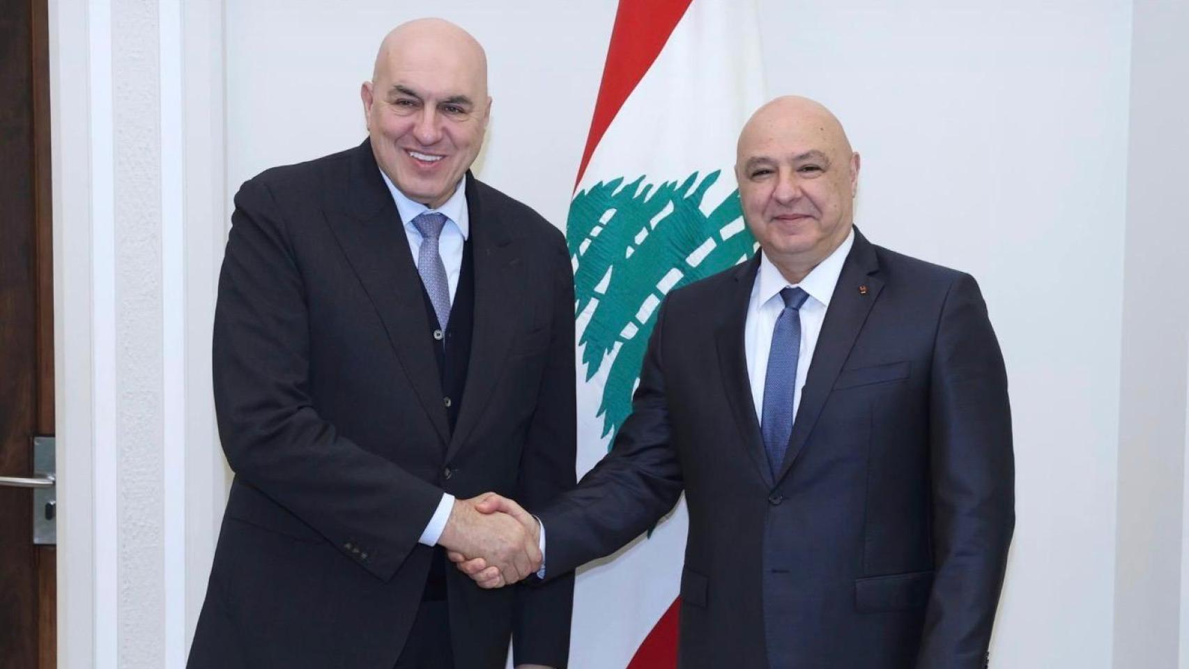 El presidente de Líbano, Joseph Aoun, recibe al ministro de Defensa de Italia, Guido Crosetto, en la capital libanesa, Beirut.