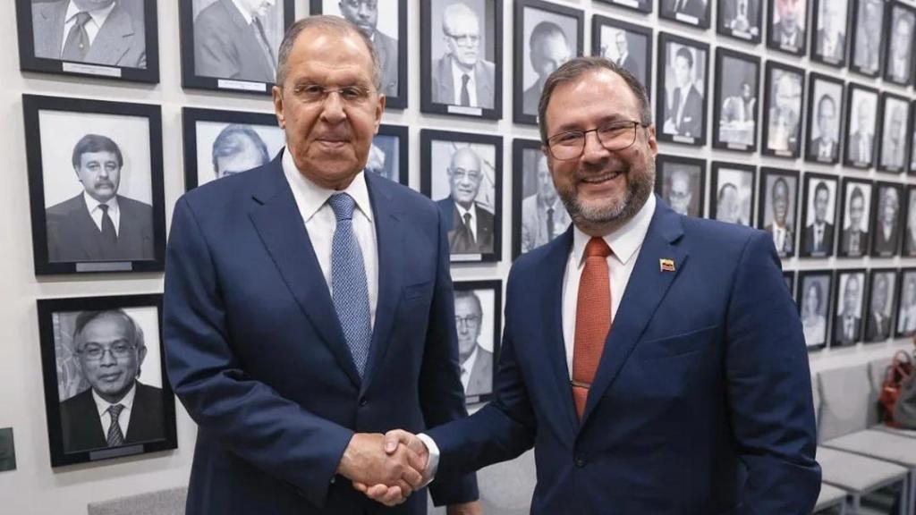 El ministro de Relaciones Exteriores venezolano, Yván Gil, y el canciller de Rusia, Serguei Lavrov.