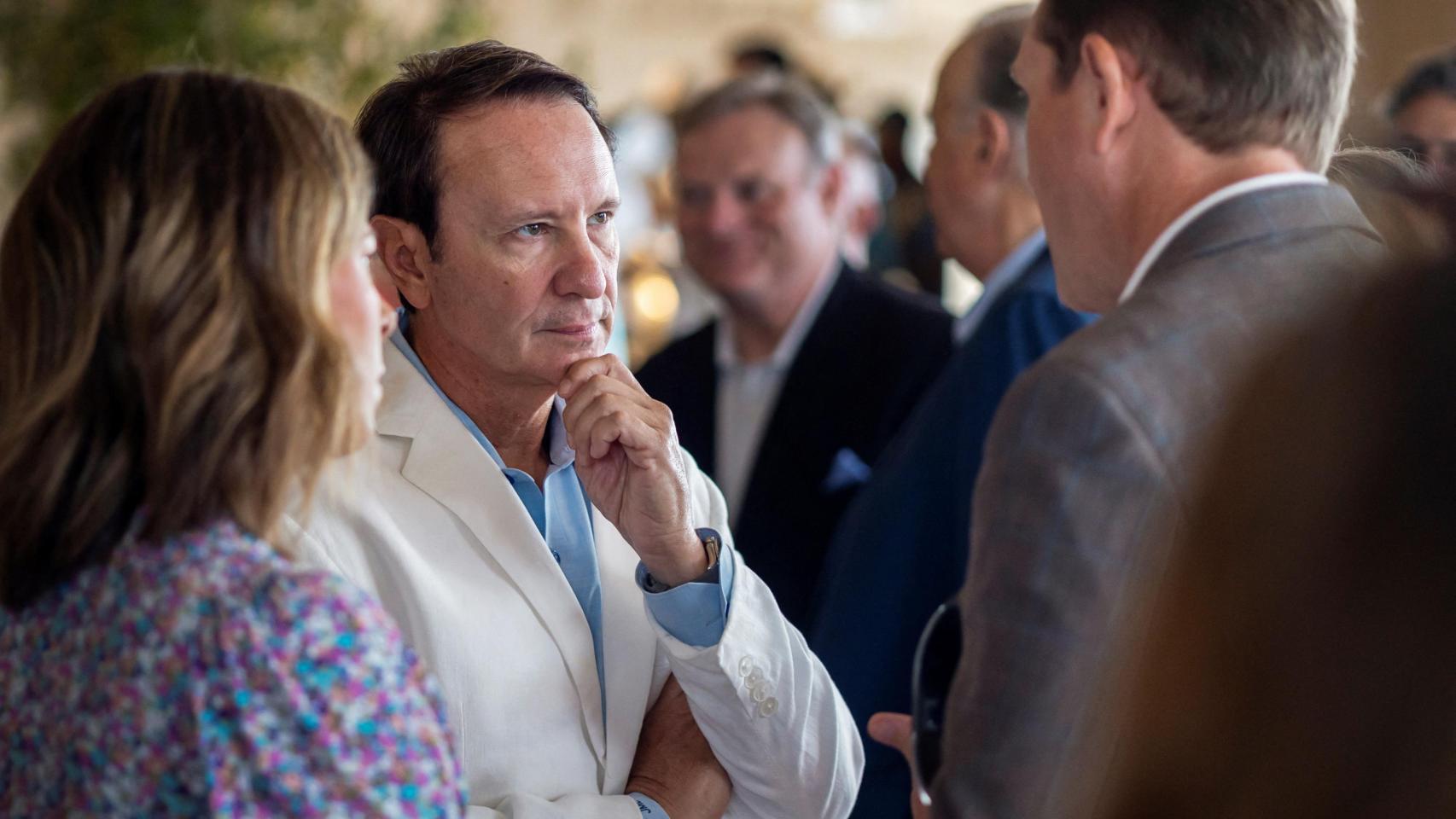 El gobernador de Luisiana, Jeff Landry, asiste a la ceremonia de bautizo del ECO Liberty en el Puerto de Nueva Orleans.