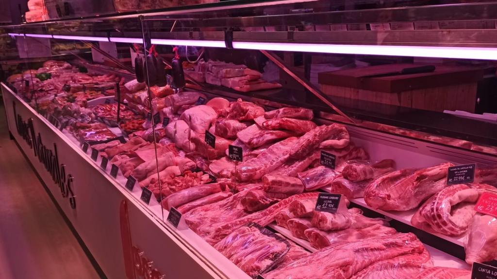 Productos en el mostrador de la Carnicería José Camino