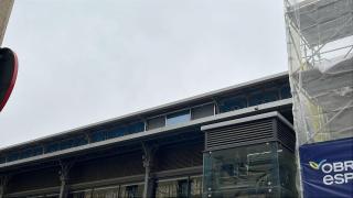 La ventana de prueba en el claristorio del mercado central de Zaragoza.