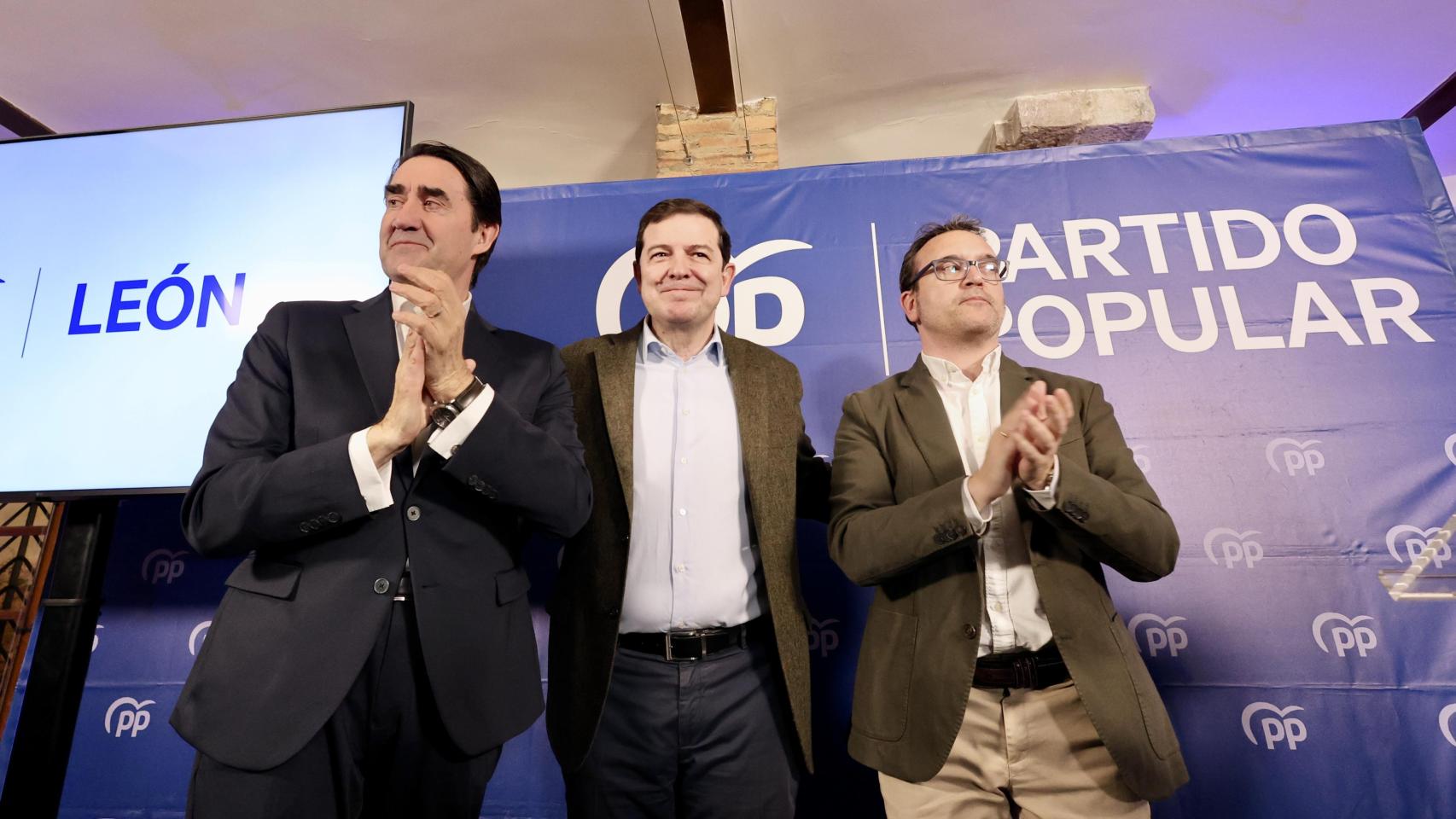 El presidente del PPCyL, Alfonso Fernández Mañueco, durante la clausura de la Junta Directiva del Partido Popular de León, acompañado por el presidente de la gestora en la provincia, Juan Carlos Suárez Quiñones, el pasado 18 de noviembre