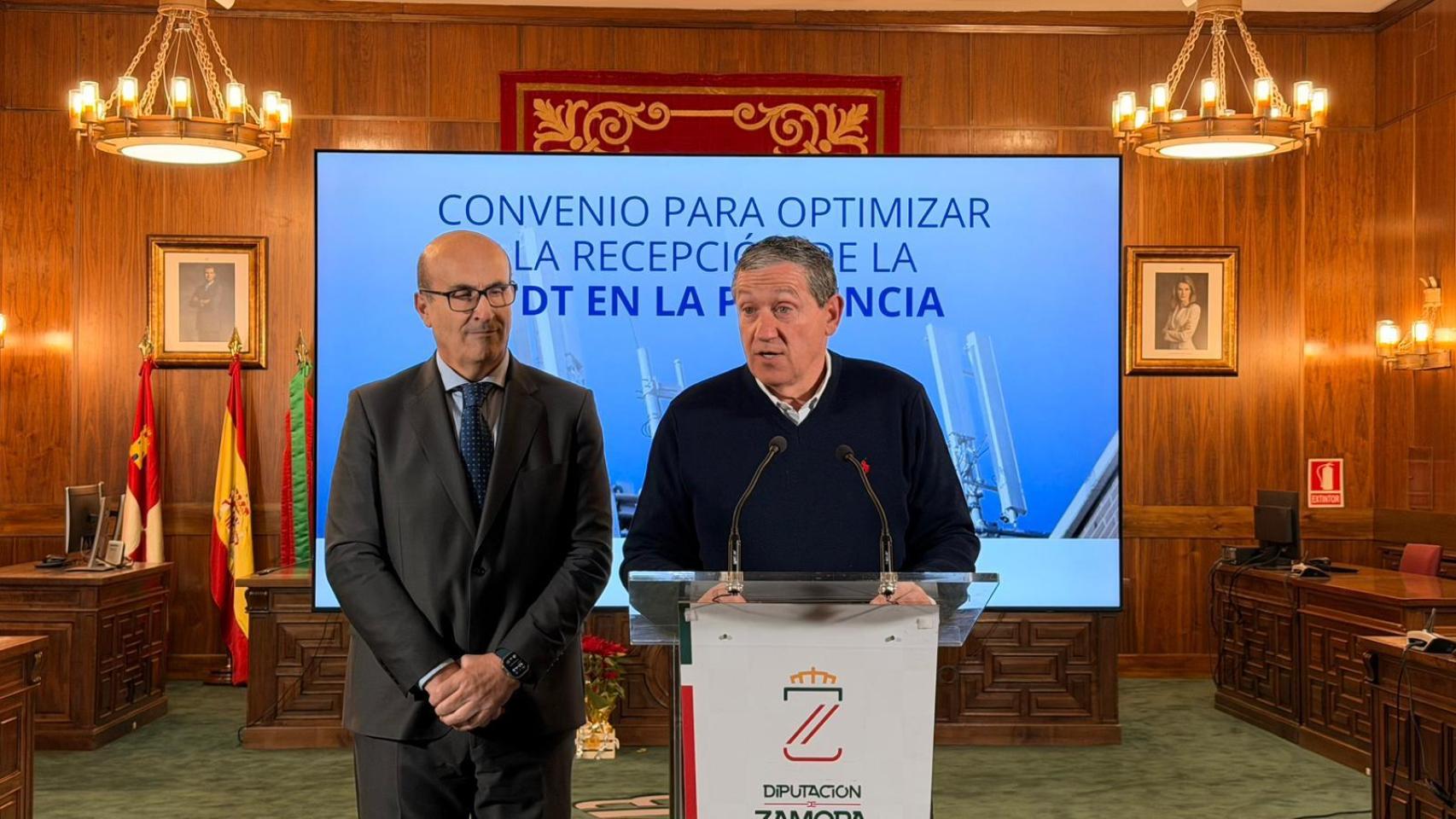 El presidente de la Diputación de Zamora, Javier Faúndez Domínguez, y el delegado territorial de la Junta de Castilla y León en Zamora, Fernando Javier Prada Antón, durante la presentación del convenio de colaboración suscrito entre ambas administraciones, este lunes