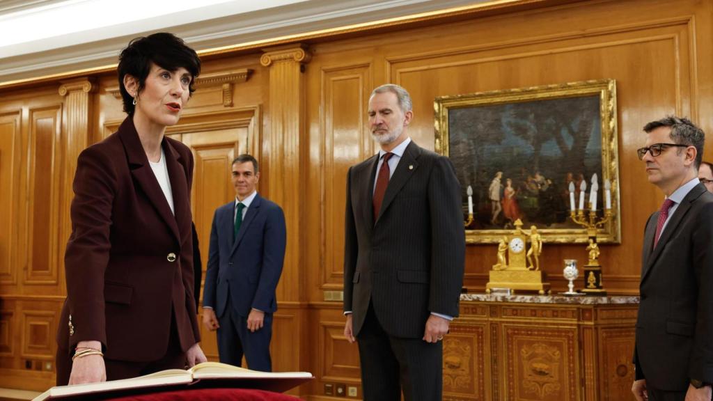 La ministra Elma Saiz promete el cargo como nueva portavoz del Gobierno ante el Rey.