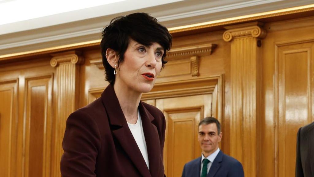 La ministra Elma Saiz promete el cargo como nueva portavoz del Gobierno ante el Rey.