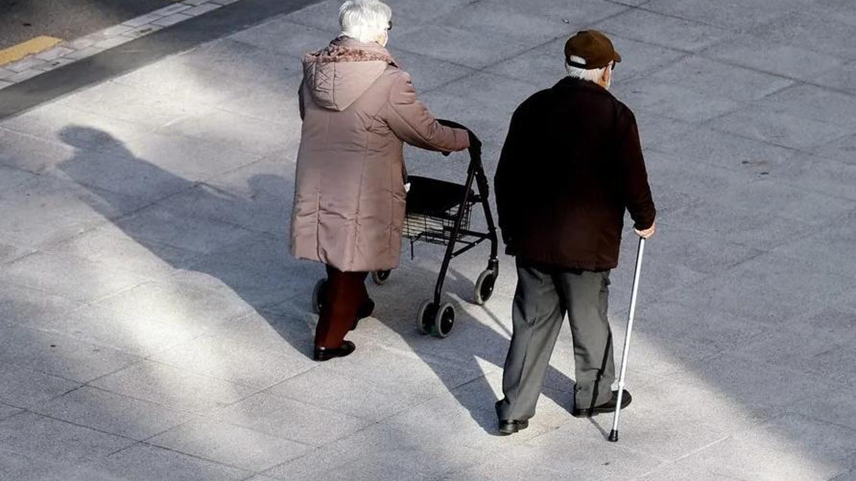 Imagen de archivo de unos jubilados paseando.